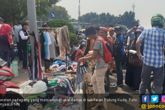 Banjir Rupiah, Pedagang di Sekitar MK: Sering-Sering Aja Demo - JPNN.COM