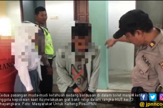 Masih Pakai Seragam, Siswi Berduaan dengan Pacar di Toilet Masjid - JPNN.COM