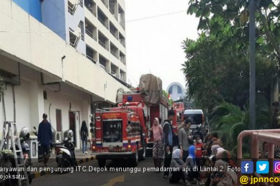 ITC Depok Kebakaran, Pengunjung Berhamburan - JPNN.COM