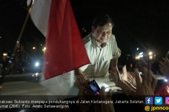 Massa Pendukung Teriak, Minta Prabowo Tetap Semangat - JPNN.COM