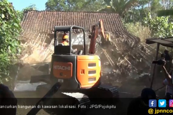 Pak Bupati Pimpin Langsung Pasukan Hancurkan Bangunan Lokalisasi - JPNN.COM