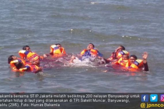 Bakamla Latih Nelayan Banyuwangi Bertahan Hidup di Laut - JPNN.COM