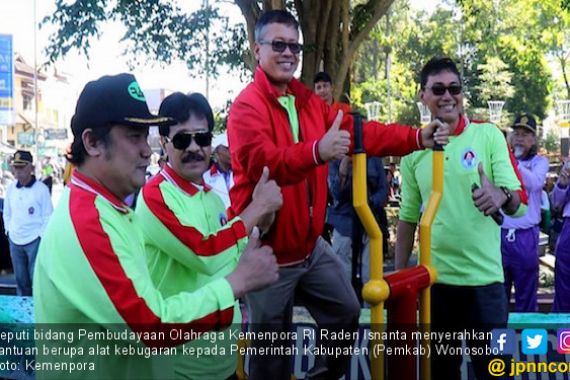 Kemenpora Pasang Alat Kebugaran di Alun-alun Kota Wonosobo - JPNN.COM