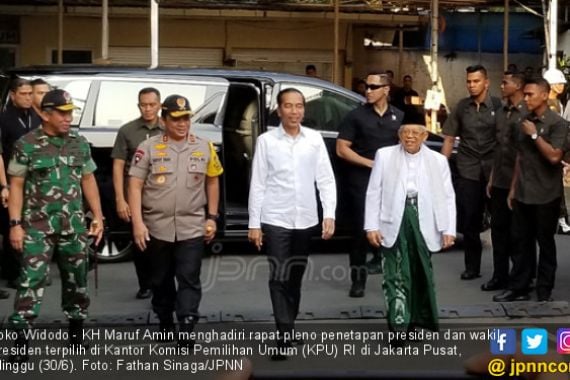 Pakai Baju Putih, Jokowi - Ma'ruf Hadiri Penetapan Presiden dan Wapres Terpilih di KPU - JPNN.COM