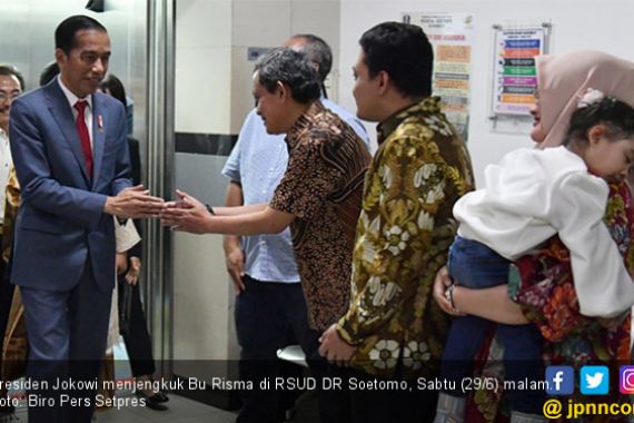 Pulang dari Negeri Sakura, Jokowi Besuk Bu Risma - JPNN.COM