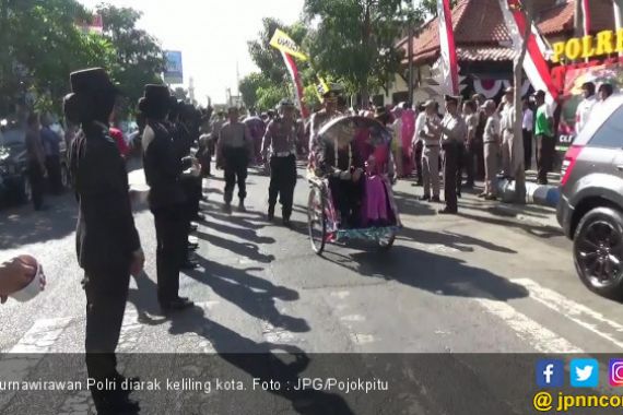 Kapolres Arak Purnawirawan Polri dengan Becak Keliling Kota - JPNN.COM