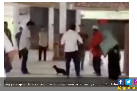 Heboh ! Perempuan Ini Bawa Anjing dan Pakai Sepatu Masuk ke Masjid - JPNN.COM