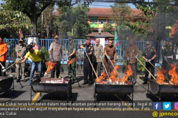 Bea Cukai Malang dan Pantoloan Selamatkan Musnahkan Jutaan Batang Rokok Ilegal - JPNN.COM