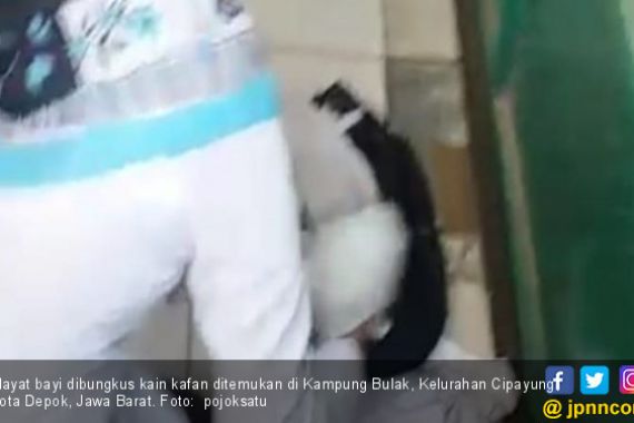 Mayat Bayi Perempuan Terbungkus Kain Kafan Dibuang di Kampung Bulak Depok - JPNN.COM