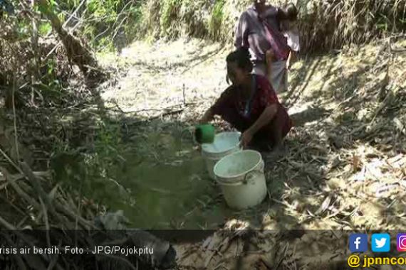 Miris, Krisis Air Bersih Warga Terpaksa Ambil di Sungai yang Berbau dan Kotor - JPNN.COM