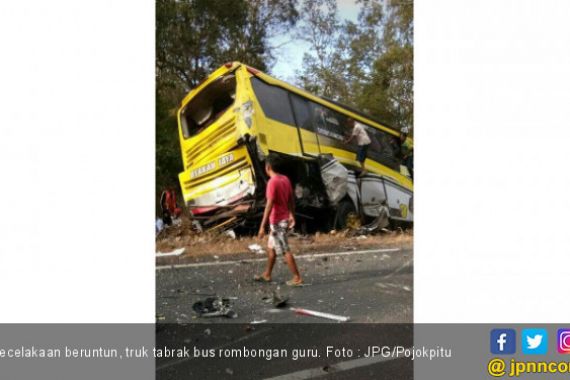 Kecelakaan Maut : Tabrakan Beruntun, Truk Hantam Bus Berisi Rombongan Guru - JPNN.COM
