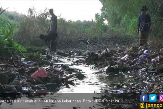 Menyedihkan, Lihat Nih Tempat Warga Cari Air Bersih di Hutan - JPNN.COM