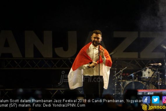 Bawa Bendera Indonesia, Calum Scott Memukau Tampil di Prambanan Jazz 2019 - JPNN.COM
