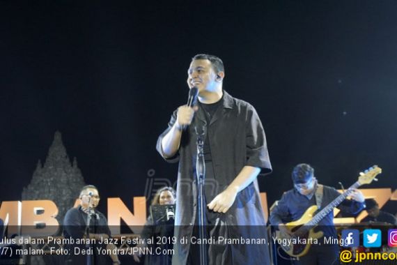 Tulus Pamer Adu Rayu di Prambanan Jazz 2019 - JPNN.COM