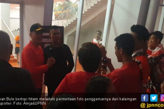 Suporter Berebut Foto dengan Caketum PSSI Komjen Iriawan - JPNN.COM