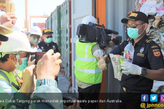 Bea Cukai Tanjung Perak Tindak 210 Ton Waste Paper dari Australia - JPNN.COM