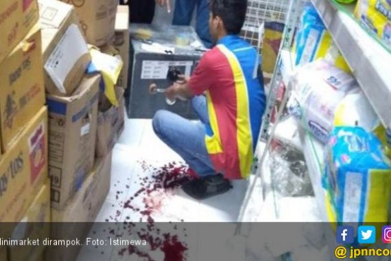 Rampok Ubrak-Abrik Brankas Minimarket, Tangan dan Punggung Karyawan Kena Tebas Celurit - JPNN.COM