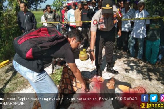 Detik – detik Duel Maut di Persawahan, Pak RT tak Bernapas Lagi, Lawan Tanpa Luka - JPNN.COM