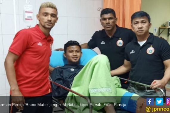 Lihat Nih, Aksi Terpuji Bruno Matos kepada Kiper Persib M Natsir - JPNN.COM