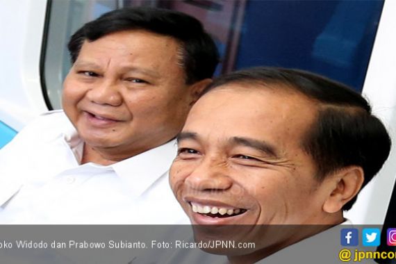 Bersalaman dan Berpelukan dengan Jokowi, Pak Prabowo Tampak Senang Sekali - JPNN.COM
