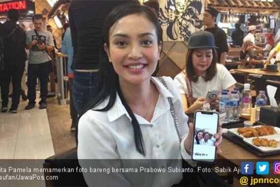 Vita Pamela, Rela Berdesak-desakan Demi Foto Bareng Prabowo, Ada Bekas Lipstik di Bajunya - JPNN.COM