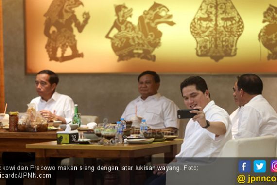 Makna Lukisan di Belakang Jokowi - Prabowo Hingga Pesan Tersirat dari Naik MRT dan Makan Sate - JPNN.COM