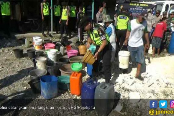 Lima Tanki dari Polisi Datang Langsung Diserbu Warga - JPNN.COM