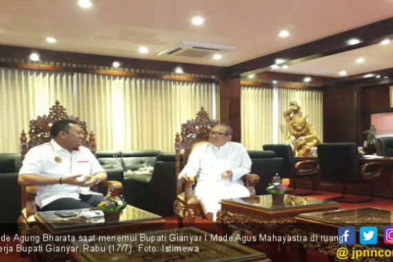 Mantan Bupati Gianyar Gde Agung Bharata Raih Satya Lancana Karya Bhakti Praja Nugraha - JPNN.COM