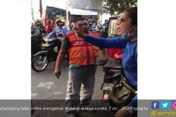 Driver Taksi Online dan Sopir Bajaj Bertengkar, Penumpang Berteriak Histeris - JPNN.COM