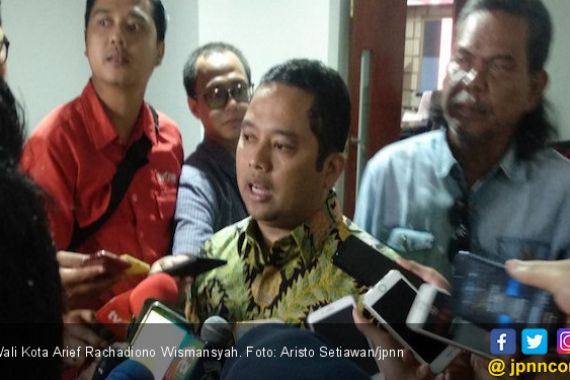 Wali Kota Tangerang Minta Maaf Sampai Mencium Tangan Menkumham - JPNN.COM