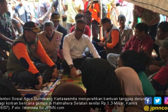 Mensos Agus Gumiwang Serahkan Rp 1,3 M untuk Korban Gempa Halmahera Selatan - JPNN.COM