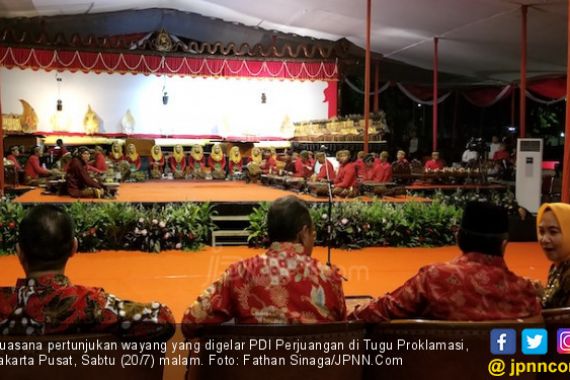 Syukuran Jokowi Menang Lagi, PDIP Gelar Wayangan di Tugu Proklamasi - JPNN.COM