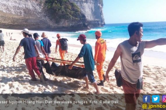Melamun di Pinggir Pantai, Wisatawan Asal Vietnam Digulung Ombak - JPNN.COM