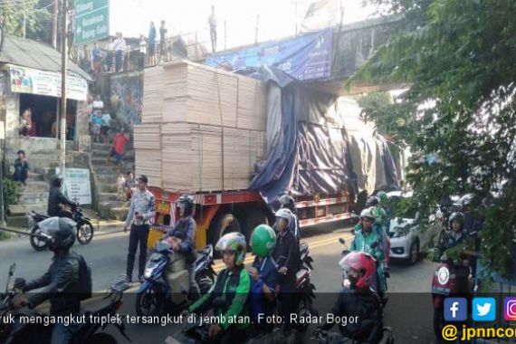 Truk Tersangkut di Jembatan Kedung Halang Bogor, Lalu Lintas Macet - JPNN.COM