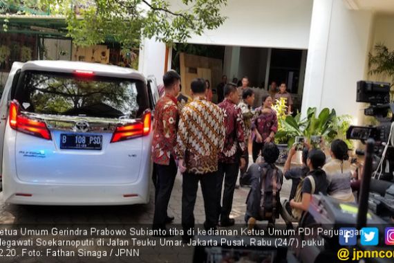 Tampil Beda, Begini Gaya Busana Prabowo Subianto saat Kunjungi Megawati - JPNN.COM
