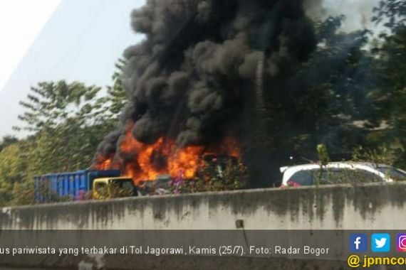 Bus Pariwisata Terbakar di Tol Jagorawi - JPNN.COM