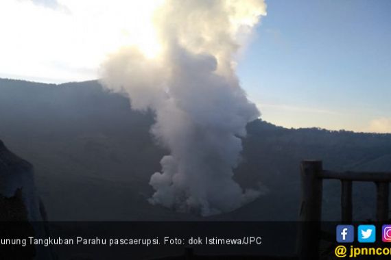 Sebegini Ketinggian Abu Vulkanik Letusan Gunung Tangkuban Parahu - JPNN.COM