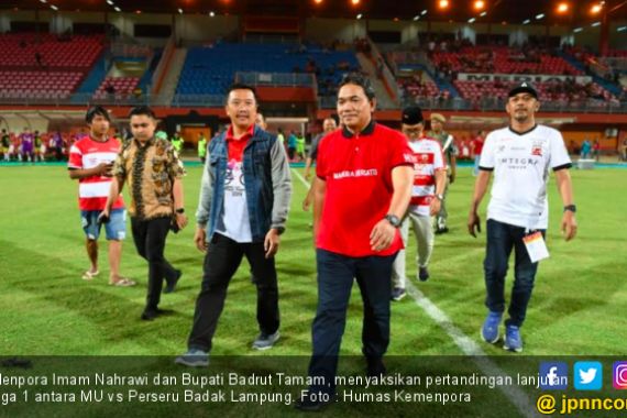 Laga MU vs Perseru Badak Lampung, Menpora Turun ke Lapangan dan Salami Pemain - JPNN.COM