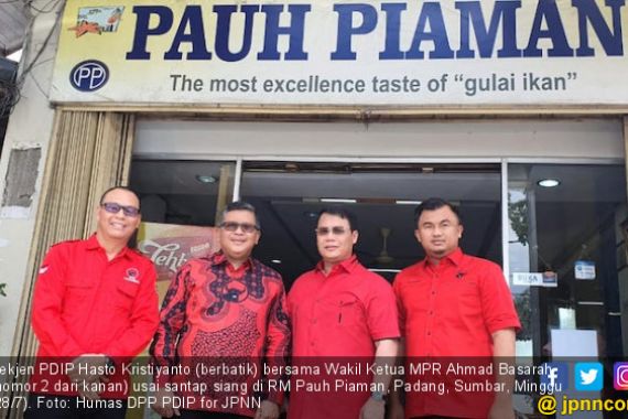 Santap Siang di Padang, Sekjen PDIP Banggakan Kelezatan Kuliner Minang - JPNN.COM