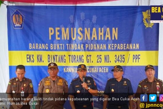 Bea Cukai Aceh Musnahkan Bawang Merah Ilegal - JPNN.COM