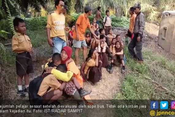 Detik – detik Bus Sekolah tak Kuat Menanjak, Mundur, Kanan Jurang - JPNN.COM