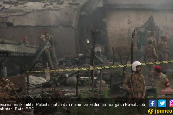 Pesawat Militer Tiba-Tiba Menukik, Hantam Rumah Warga - JPNN.COM