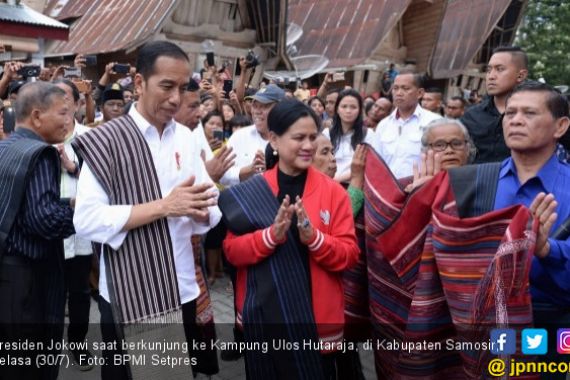 Kunjungi Kampung Ulos Hutaraja, Jokowi Langsung Sampaikan Perintah untuk Basuki - JPNN.COM