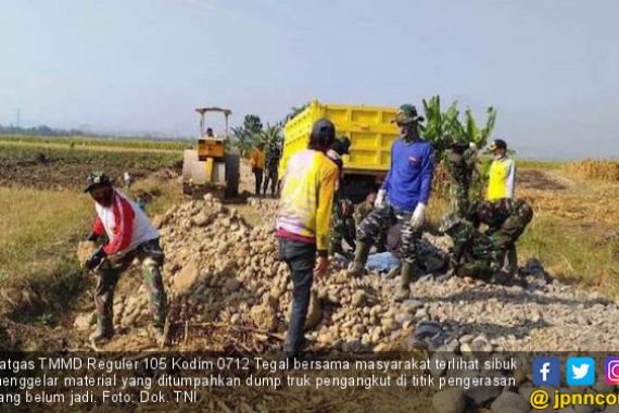 Anggota Kodim 0712 Tegal Bantu Droping Material untuk Pembangunan Makadam - JPNN.COM