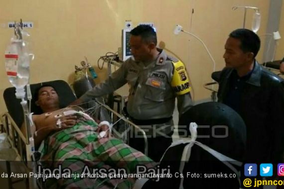 Tegang, Massa Dua Truk Serang Anggota Polisi yang Terluka hingga ke Rumah Sakit - JPNN.COM