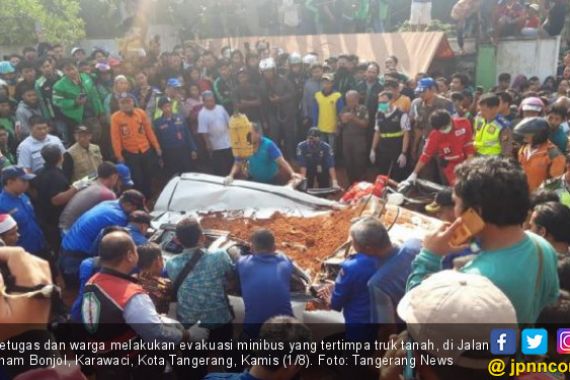 Truk Tanah Menimpa Mobil di Tangerang, Empat Orang Tewas, Satu Balita Selamat - JPNN.COM