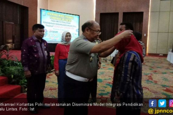 Polisi Masif Diseminasi Pendidikan Lalu Lintas ke Siswa SD - JPNN.COM