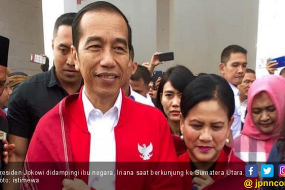 Jaket Keren yang Dipakai Presiden Jokowi Ini Mencuri Perhatian, Merek Apa Ya? - JPNN.COM
