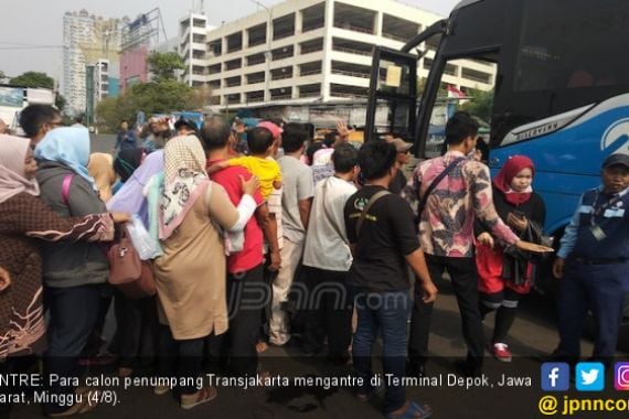 KRL Tak Beroperasi, Transjakarta dari Depok Kelimpahan Penumpang - JPNN.COM