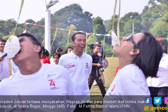 Lihat Nih Bu Sri Mulyani Lomba Makan Kerupuk, Jokowi Tertawa - JPNN.COM